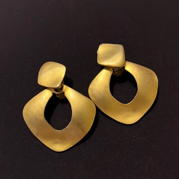 VINTAGE 1980’S GOLDTONE FOOR KNOCKER EARRINGS - Picture 2 of 8